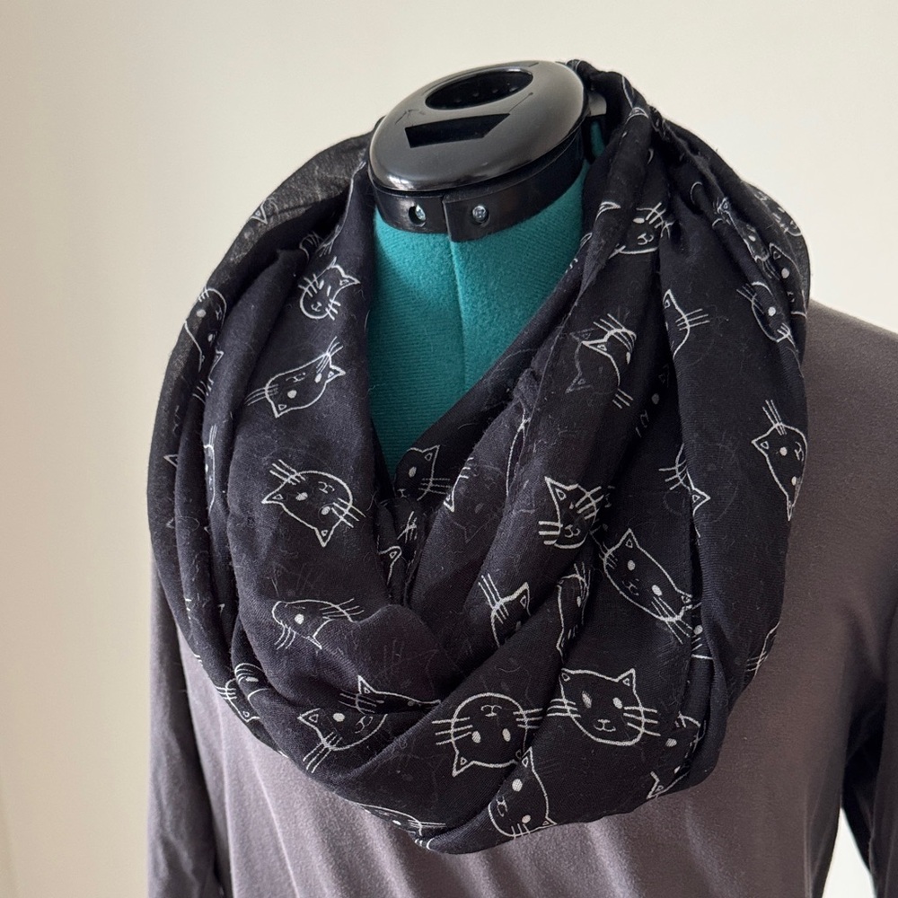 ๐ข 5/$25 Black Infinity Scarf with White Cartoon Kitty Cat Face Print Design